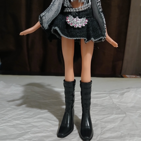 Bratz Series 3 Tiana Doll - Picture 4 of 8